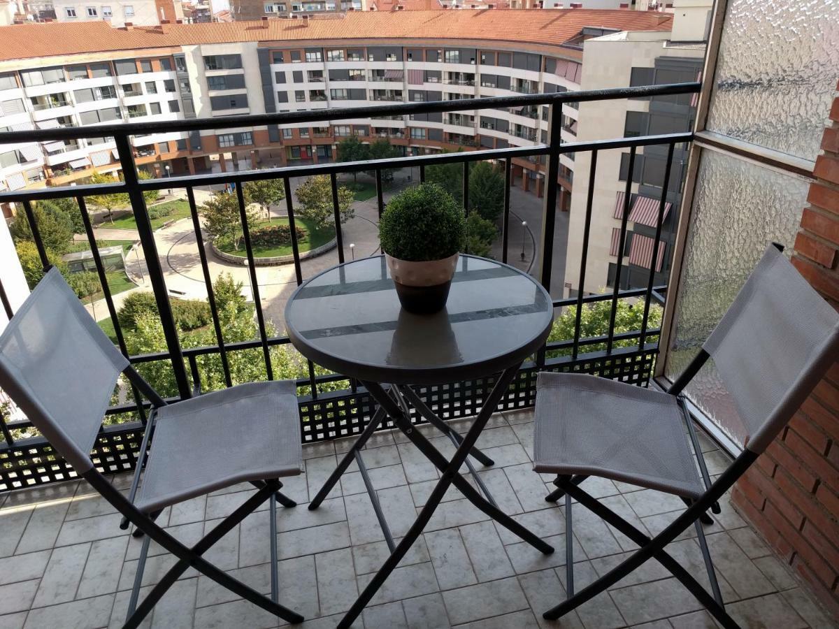 Manzanera, Junto Ayuntamiento Y Riojaforum Logroño Esterno foto